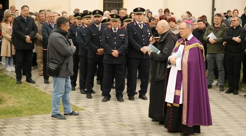 FOTO Biskup Bože Radoš predvodio na Cvjetnicu pobožnost križnog puta u Lepoglavi