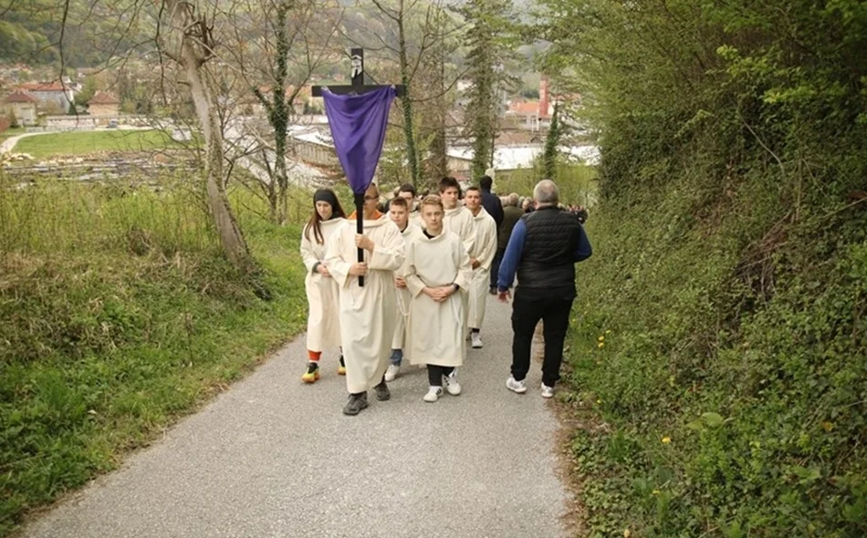 FOTO Biskup Bože Radoš predvodio na Cvjetnicu pobožnost križnog puta u Lepoglavi