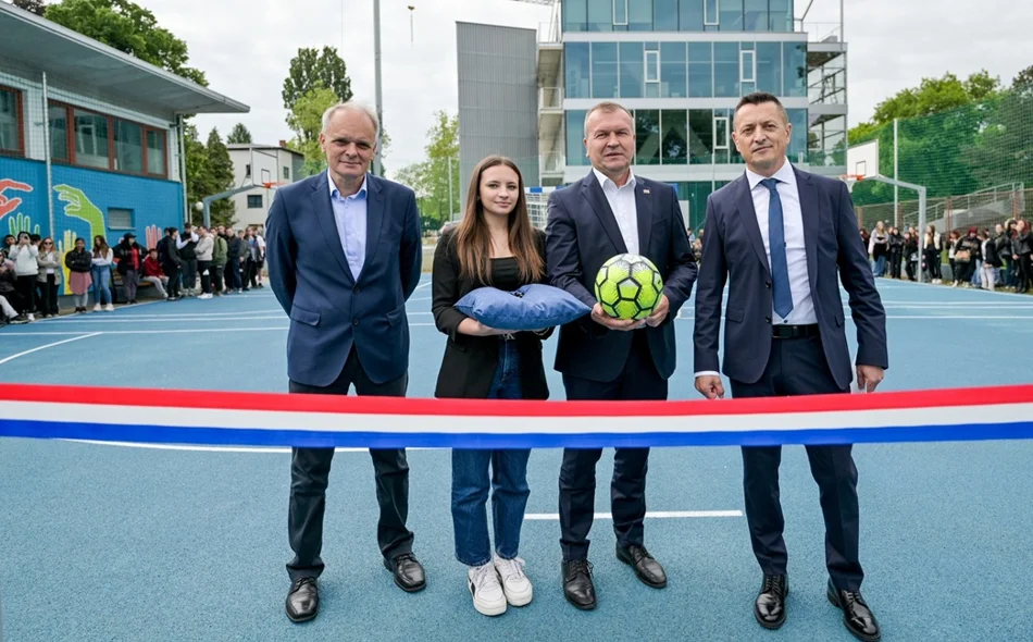 Učenicima na poklon uređeno igralište ukrašeno inspirativnim muralom
