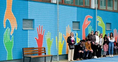 Učenicima na poklon uređeno igralište ukrašeno inspirativnim muralom