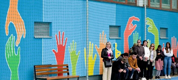 Učenicima na poklon uređeno igralište ukrašeno inspirativnim muralom