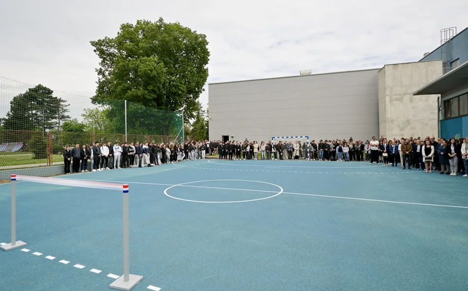 Učenicima na poklon uređeno igralište ukrašeno inspirativnim muralom