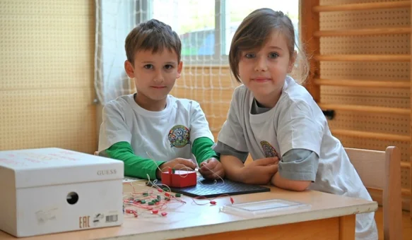 Još ne idu u školu, ali robote programiraju kao od šale!