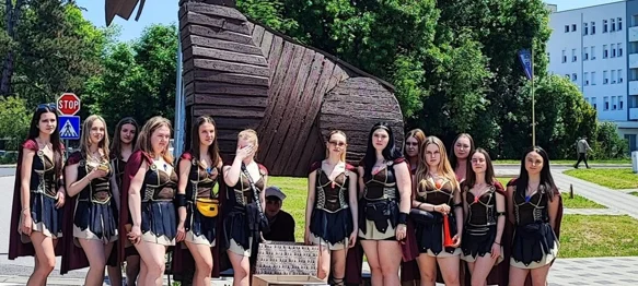 Maturanti izradili trojanskog konja i s njim stigli pred bolnicu s poklonima