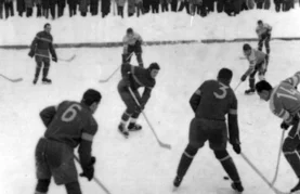 Detalj s hokejaške utakmice u Varaždinu na klizalištu koje se nalazilo na prostoru današnjeg Srednjoškolca