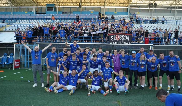 Slavlje nogometaša Varteksa s medaljama i peharom za osvojen naslov prvaka 3. nogometne lige Sjever