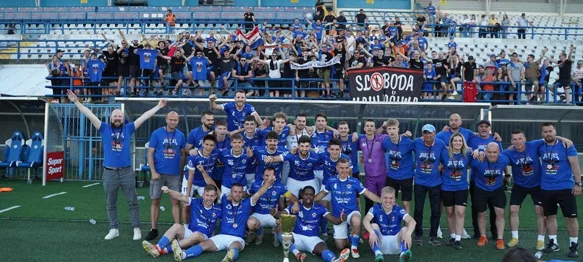Slavlje nogometaša Varteksa s medaljama i peharom za osvojen naslov prvaka 3. nogometne lige Sjever
