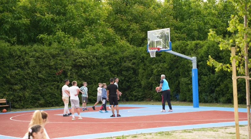 Završeno uređenje igrališta i košarkaškog terena u Zbelavi