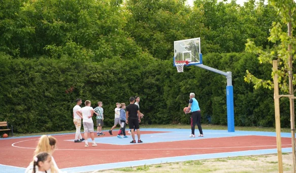 Završeno uređenje igrališta i košarkaškog terena u Zbelavi