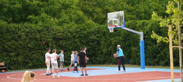 Završeno uređenje igrališta i košarkaškog terena u Zbelavi