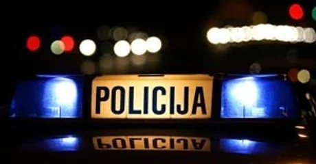 Autom uletio u dvorište pa udario u kuću i parkirane automobile