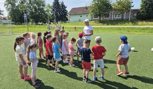 Mališani vrtića Bambi Sračinec okušali se u nogometu