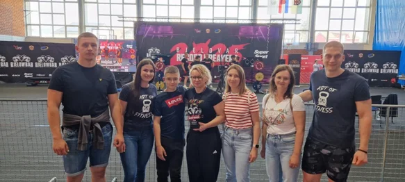 Ivančica Koren (u sredini) u društvu obitelji, trenera i prijatelja na natjecanju u Bjelovaru 