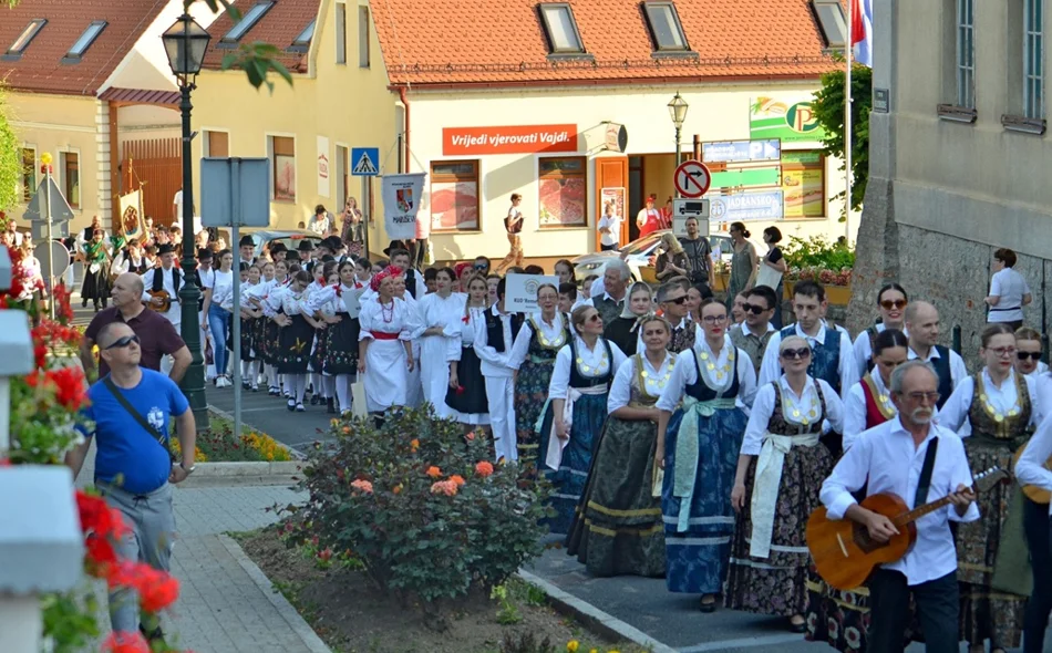 Mimohod sudionika gradskim ulicama uz nastup na glavnome trgu