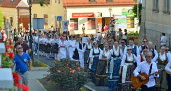 Mimohod sudionika gradskim ulicama uz nastup na glavnome trgu