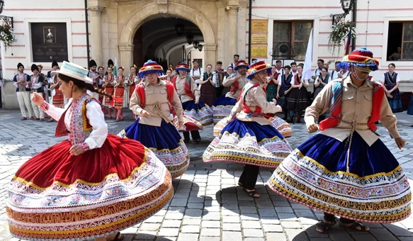 Folklorne grupe iz Poljske, Škotske, Litve i Uskršnjih otoka predstavljaju svoje plesove i tradiciju