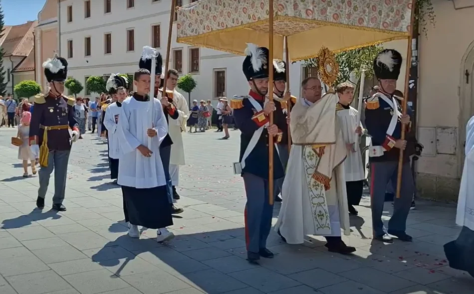Biskup Bože Radoš predvodio je Tijelovsku procesiju varaždinskim ulicama