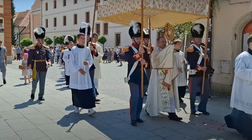Biskup Bože Radoš predvodio je Tijelovsku procesiju varaždinskim ulicama