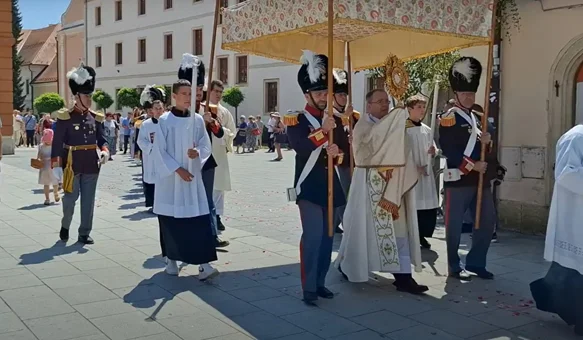 Biskup Bože Radoš predvodio je Tijelovsku procesiju varaždinskim ulicama