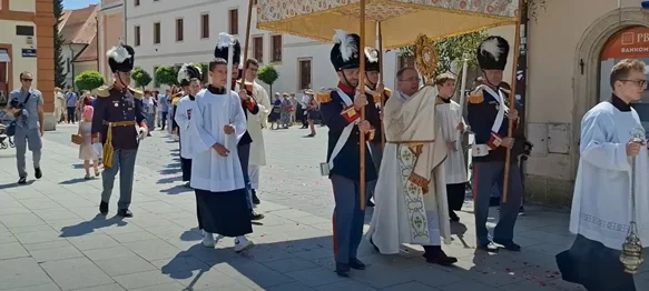 Biskup Bože Radoš predvodio je Tijelovsku procesiju varaždinskim ulicama
