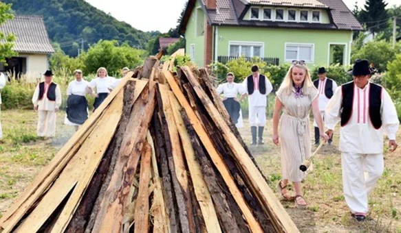 Proslava blagdana uz uprizorenje tradicionalnog paljenja ivanjskog krijesa