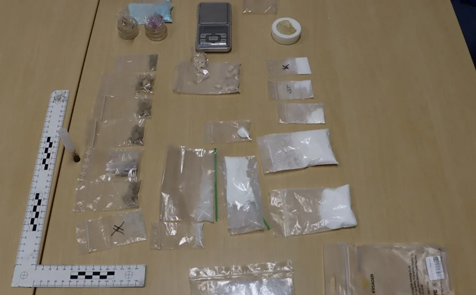 Policija u Trnovcu zatekla Slovence s velikom količinom droge