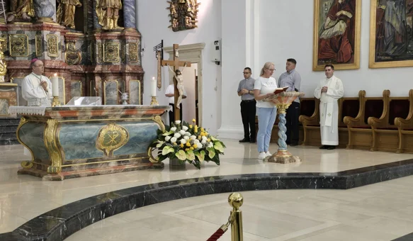 Vjernici u ponoć krenuli na 46 kilometara dug put vjere i nade