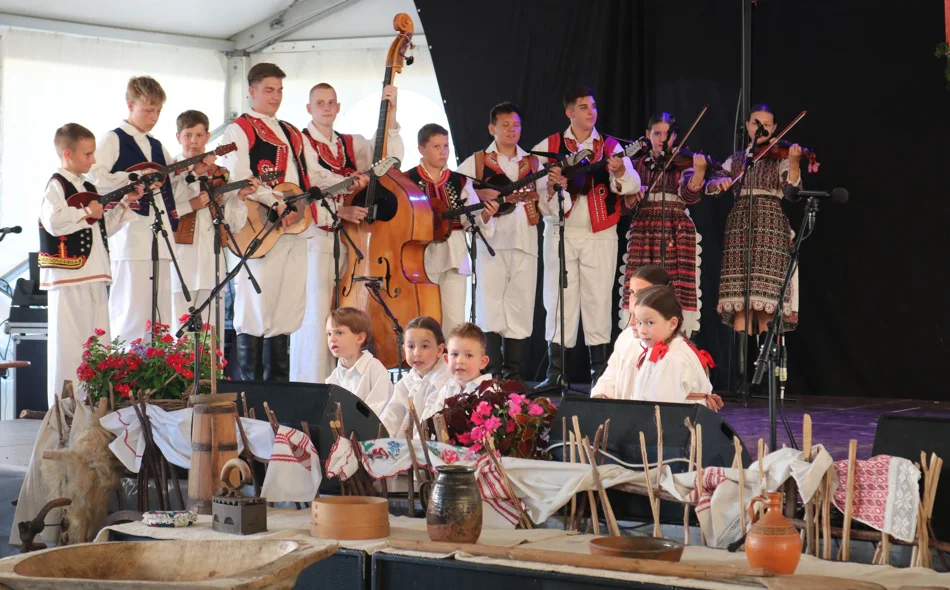 Mimohod folklornih skupina uz koncerte Pejakovića i Učiteljica