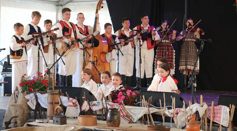 Mimohod folklornih skupina uz koncerte Pejakovića i Učiteljica