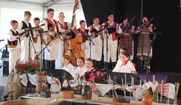 Mimohod folklornih skupina uz koncerte Pejakovića i Učiteljica