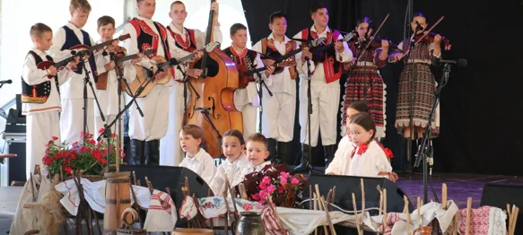 Mimohod folklornih skupina uz koncerte Pejakovića i Učiteljica