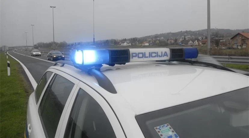 Prilikom pretjecanja teretnim vozilom udario biciklisticu