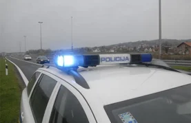 U Lužanu 21-godišnja vozačica pretjecala pa završila u jarku na krovu