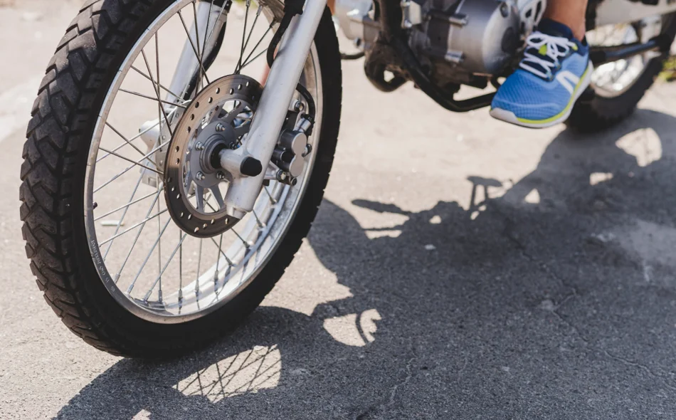 Maloljetni motociklist ozlijeđen u sudaru s autom
