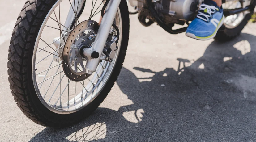 Maloljetni motociklist ozlijeđen u sudaru s autom