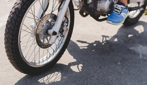 Maloljetni motociklist ozlijeđen u sudaru s autom