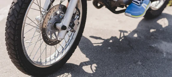 Policija mu ukinula vozačku, a on se motociklom zabio u auto