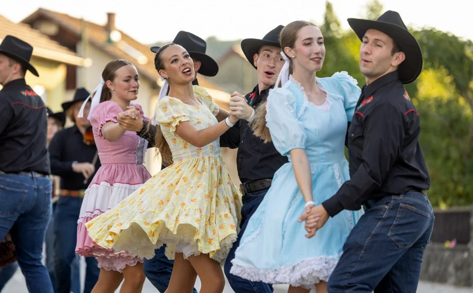 FOTO: Folklorni ritmovi iz cijelog svijeta odjekivali topličkim trgom
