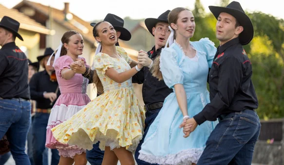 FOTO: Folklorni ritmovi iz cijelog svijeta odjekivali topličkim trgom