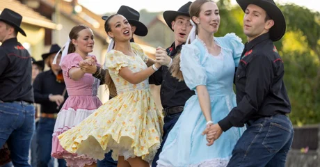 FOTO: Folklorni ritmovi iz cijelog svijeta odjekivali topličkim trgom