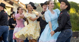 FOTO: Folklorni ritmovi iz cijelog svijeta odjekivali topličkim trgom