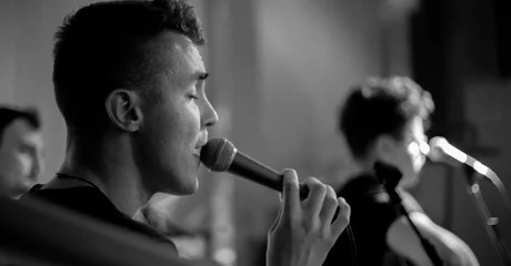 Emotivni vokal Coolinsa kod kazališne fontane