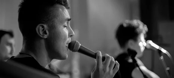 Emotivni vokal Coolinsa kod kazališne fontane