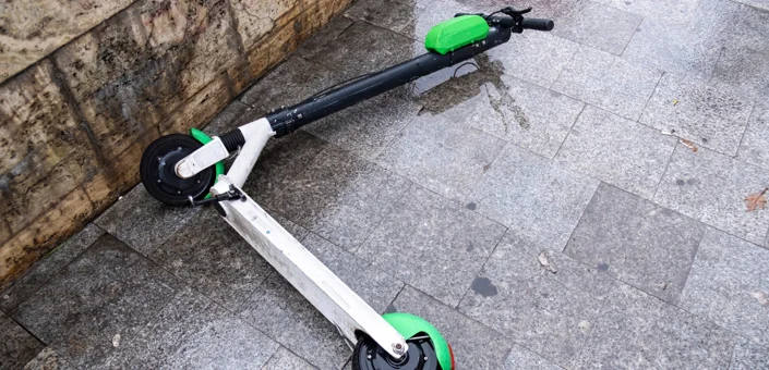 Vozač romobila zabio se u rubnik, od ozljeda preminuo u bolnici