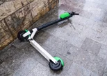 Vozač romobila zabio se u rubnik, od ozljeda preminuo u bolnici
