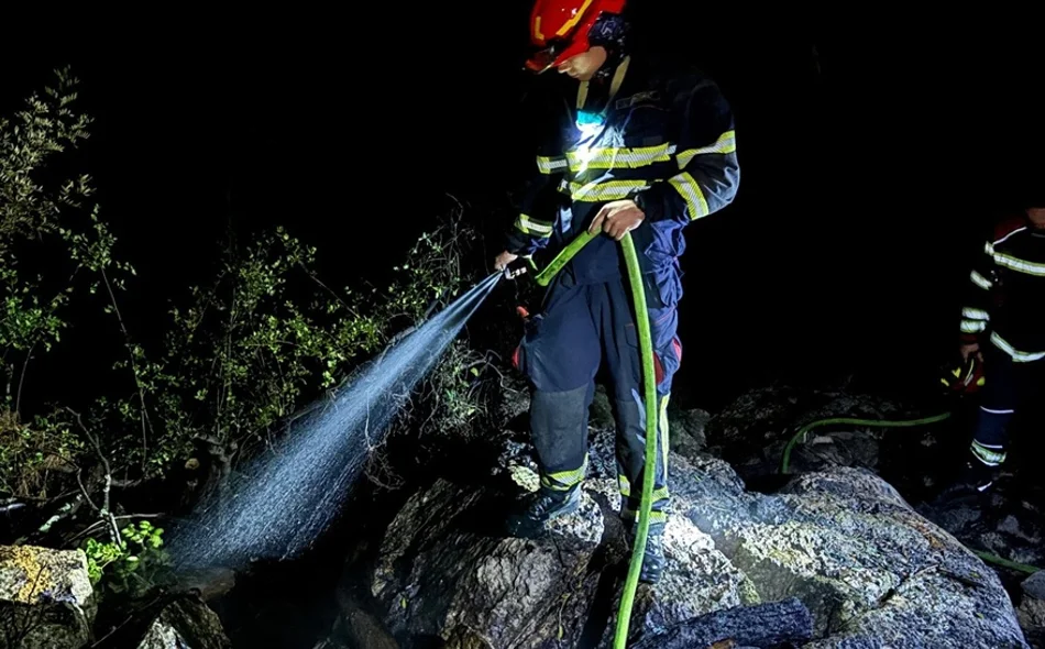 Uspješno ugašeni požari na Lastovu uzrokovani udarom groma