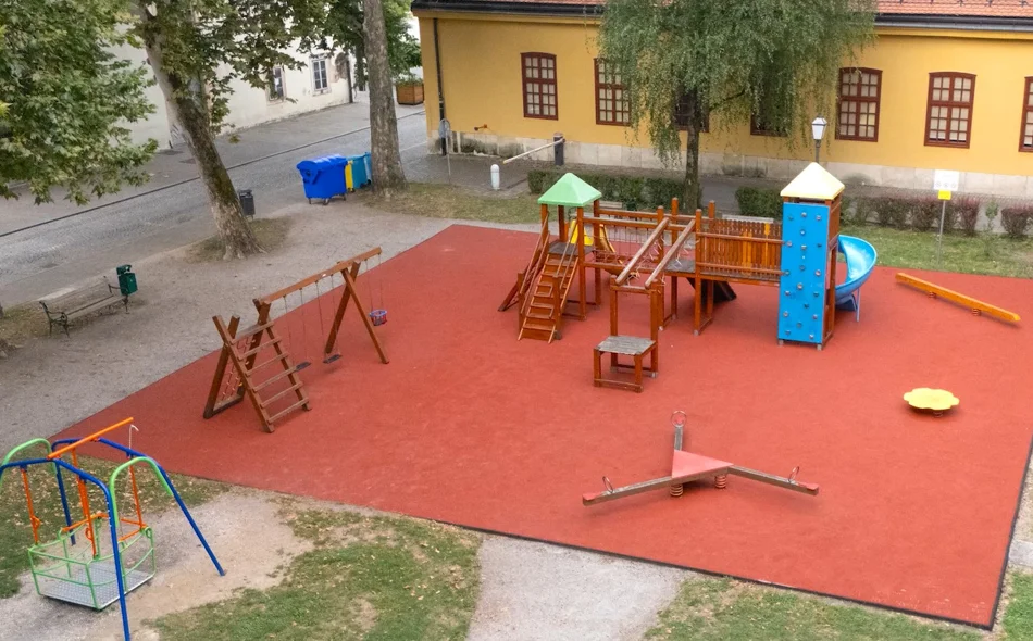 Nova gumena podloga na dječjem igralištu u Habdelićevoj