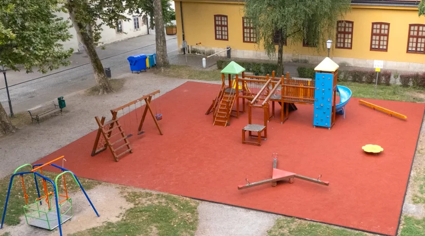 Nova gumena podloga na dječjem igralištu u Habdelićevoj