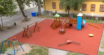 Nova gumena podloga na dječjem igralištu u Habdelićevoj
