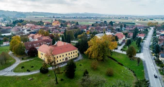 Općina koja je obilježena dubokim starenjem stanovništva, ali i izraženim useljavanjem